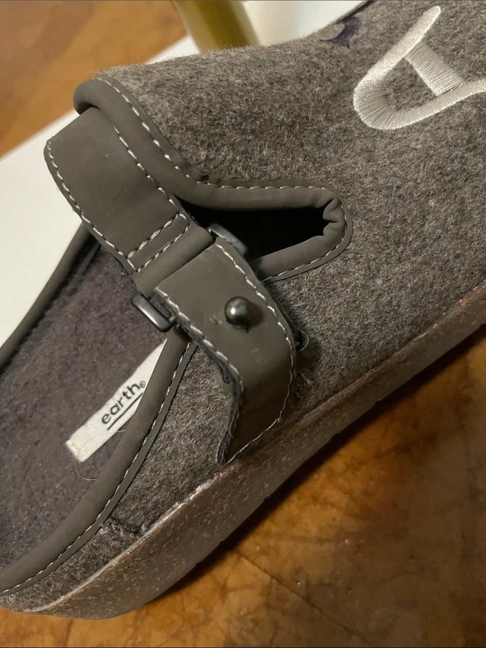 Earth Gray Felt Embroidered Mules NEW Sz 7.5 Womens - Picture 10 of 11